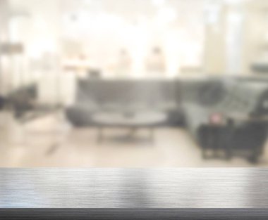 Masa üstü ve arka planın bulanık oturma odası