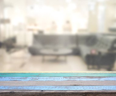 Masa üstü ve arka planın bulanık oturma odası