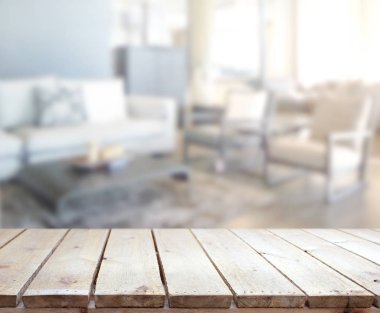 Masa üstü ve arka planın bulanık oturma odası