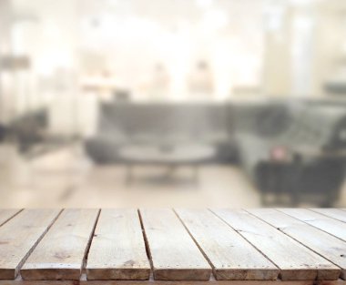 Masa üstü ve arka planın bulanık oturma odası