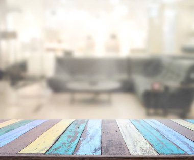 Masa üstü ve arka planın bulanık oturma odası