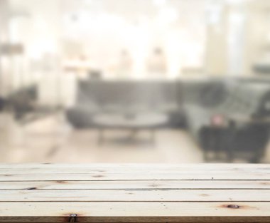 Masa üstü ve arka planın bulanık oturma odası