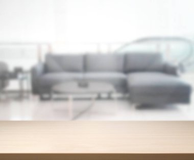 Masa üstü ve arka planın bulanık oturma odası