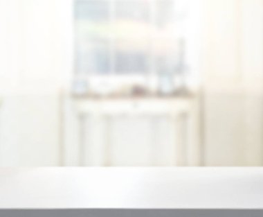 Masa üstü ve arka planın bulanık oturma odası