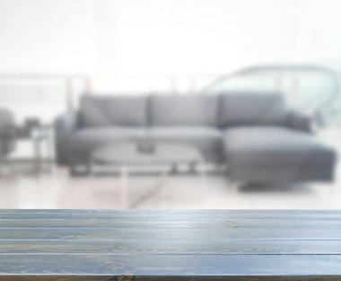 Masa üstü ve arka planın bulanık oturma odası