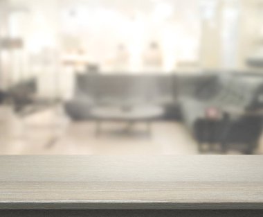 Masa üstü ve arka planın bulanık oturma odası