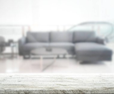 Masa üstü ve arka planın bulanık oturma odası