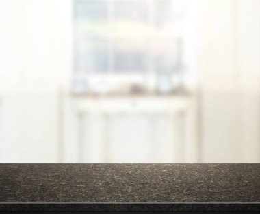 Masa üstü ve arka planın bulanık oturma odası