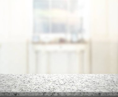 Masa üstü ve arka planın bulanık oturma odası