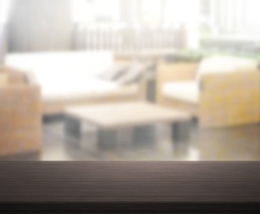 Masa üstü ve arka planın bulanık oturma odası