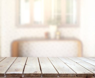 Masa üstü ve arka planın bulanık oturma odası