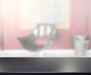 Masa üstü ve arka planın bulanık oturma odası