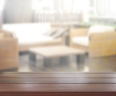 Masa üstü ve arka planın bulanık oturma odası