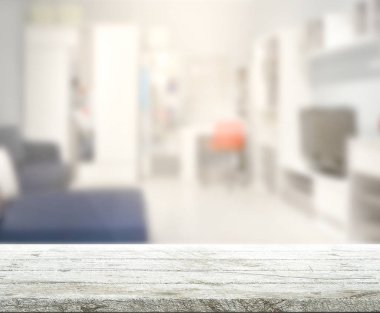 Masa üstü ve arka planın bulanık oturma odası