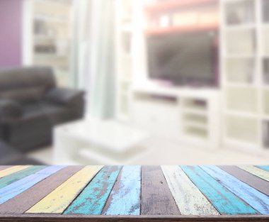 Masa üstü ve arka planın bulanık oturma odası