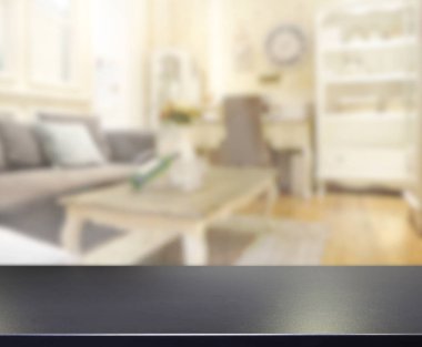 Masa üstü ve arka planın bulanık oturma odası