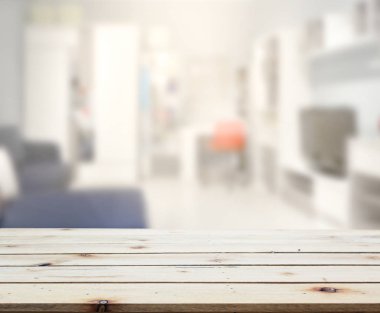 Masa üstü ve arka planın bulanık oturma odası