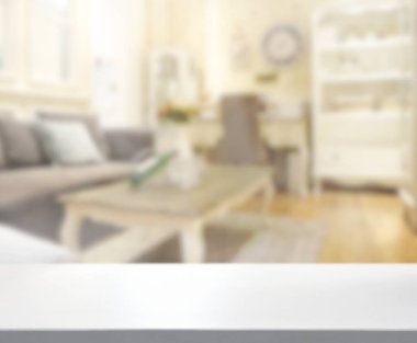 Masa üstü ve arka planın bulanık oturma odası