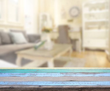 Masa üstü ve arka planın bulanık oturma odası