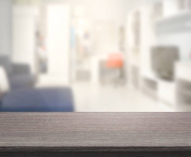 Masa üstü ve arka planın bulanık oturma odası