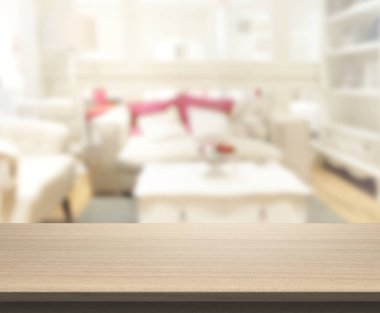 Masa üstü ve arka planın bulanık oturma odası