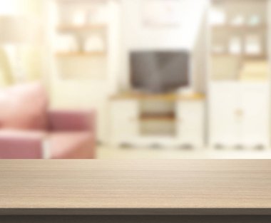 Masa üstü ve arka planın bulanık oturma odası