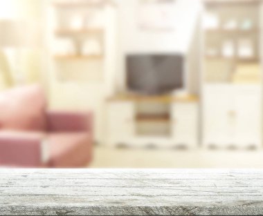 Masa üstü ve arka planın bulanık oturma odası