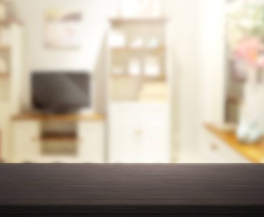 Masa üstü ve arka planın bulanık oturma odası