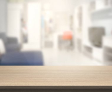 Masa üstü ve arka planın bulanık oturma odası