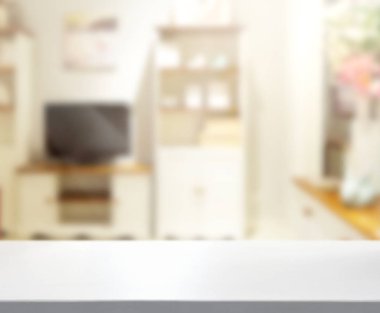 Masa üstü ve arka planın bulanık oturma odası