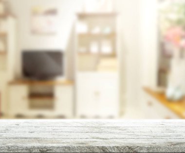 Masa üstü ve arka planın bulanık oturma odası