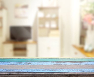 Masa üstü ve arka planın bulanık oturma odası