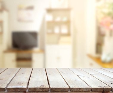 Masa üstü ve arka planın bulanık oturma odası