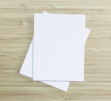 Ahşap masa arka plan üzerinde beyaz kağıt