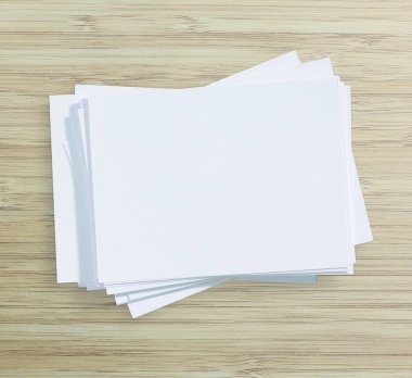 Ahşap masa arka plan üzerinde beyaz kağıt