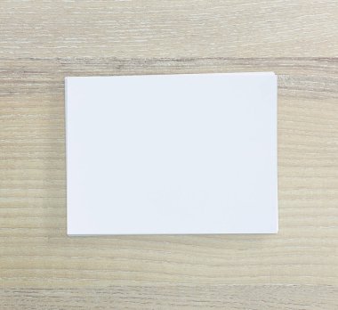 Ahşap masa arka plan üzerinde beyaz kağıt