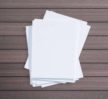 Ahşap masa arka plan üzerinde beyaz kağıt