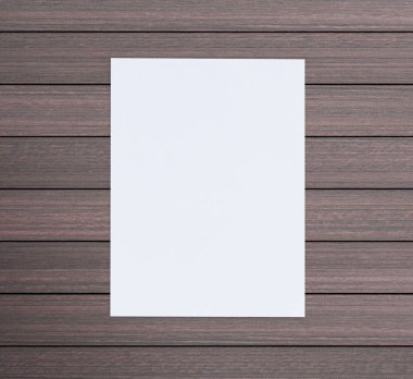 Ahşap masa arka plan üzerinde beyaz kağıt