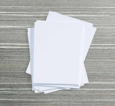 Ahşap masa arka plan üzerinde beyaz kağıt