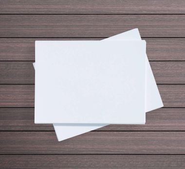 Ahşap masa arka plan üzerinde beyaz kağıt