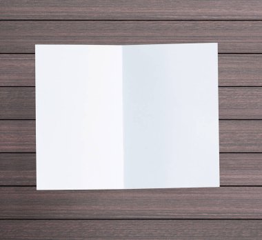 Ahşap masa arka plan üzerinde beyaz kağıt