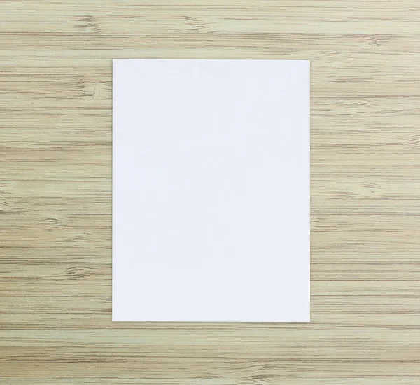 Ahşap masa arka plan üzerinde beyaz kağıt