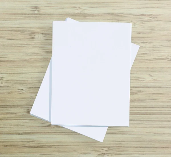 Ahşap masa arka plan üzerinde beyaz kağıt