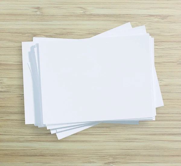 Ahşap masa arka plan üzerinde beyaz kağıt