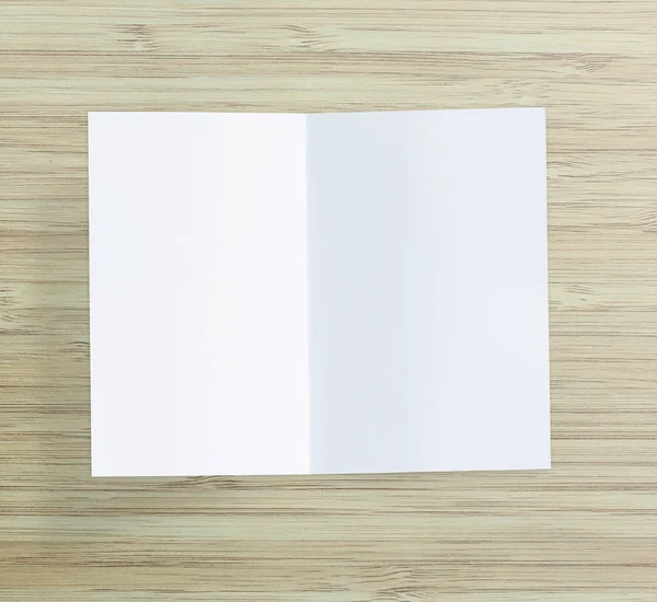 Білий папір на дерев'яному столі фону — стокове фото
