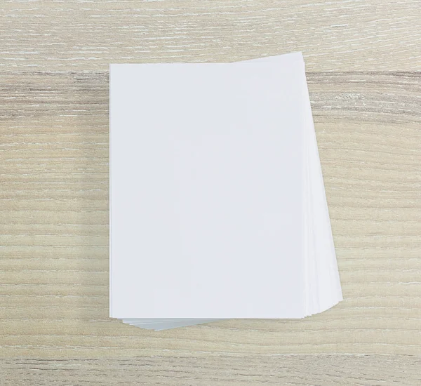 Biała Księga na stół z drewna tła — Zdjęcie stockowe