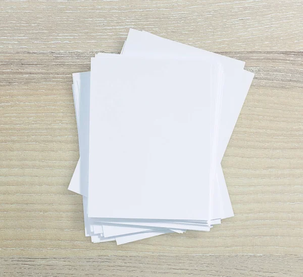 Ahşap masa arka plan üzerinde beyaz kağıt