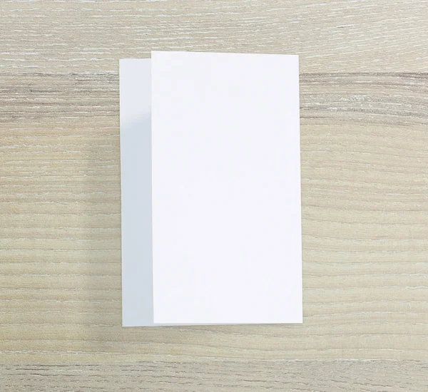 Ahşap masa arka plan üzerinde beyaz kağıt