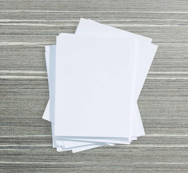 Ahşap masa arka plan üzerinde beyaz kağıt