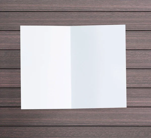 Ahşap masa arka plan üzerinde beyaz kağıt